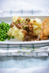 Kartoffelpüree mit Erbsen und Gemüsesticks, vegan