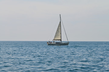 Fototapeta premium Segelboot am Horizont