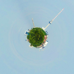 Berlin mit blauem Himmel als kleiner Planet