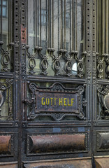 Gott helf Spruch an Eingangstür