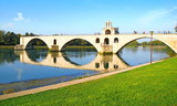 Pont d'Avignon se reflétant dans le Rhône