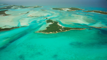 Inselwelt der Bahamas aus dem Flugzeug