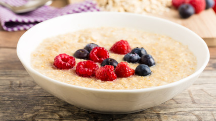 Porridge mit Beeren