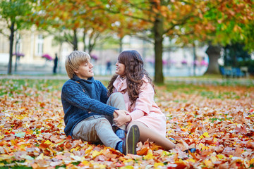 Fototapeta premium Young dating couple in Paris on a fall day