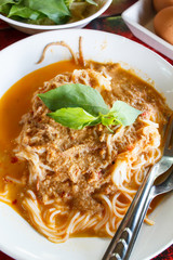 Kanom jeen namya (white noodles with fish curry sauce).