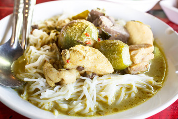 Kanom jeen green curry with chicken (white noodles with green cu