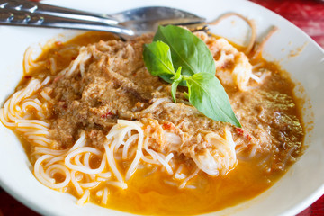 Kanom jeen namya (white noodles with fish curry sauce).