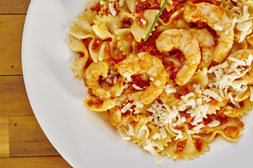 Farfalle com molho de tomate rústico e camarão