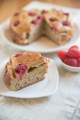 Bananenkuchen mit Himbeeren