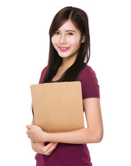 Obraz premium Young woman hold with clipboard
