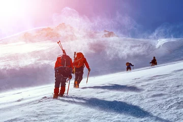 Foto auf Acrylglas Bergsteigen climbers at the top of a pass