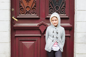 Obraz premium Outdoor portrait of a cute little girl in a city