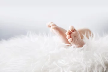 Fototapete Rund Kleine Füße eines neugeborenen Kindes © konradbak