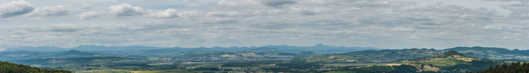 vue panoramique des monts d' Auvergne