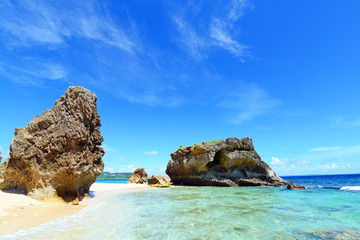 南国の美しいビーチと紺碧の空