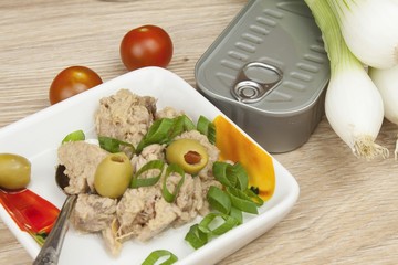 can of tuna, a healthy meal with vegetables

