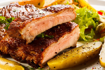 Tasty grilled ribs with vegetables 