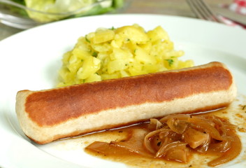Oberländer Wollwurst mit Kartoffelsalat und Zwiebelsauce