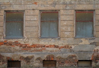Drei Fenster in unsaniertem Haus