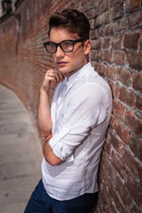 Obraz premium fashion man holding his hand to the chin