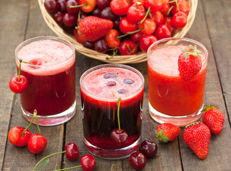 Cherry and strawberry juice with fruits in the basket 