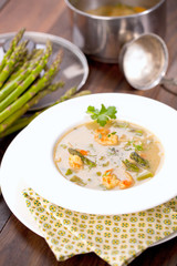 Spargel cream suppe mit garnelen 