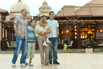 family portrait of parents and kids outside