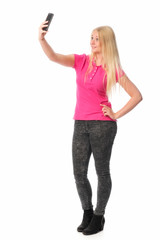 Hübsche blonde Frau macht ein Selfie