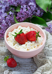 Cottage cheese with fresh strawberries