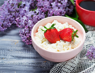 Cottage cheese with fresh strawberries