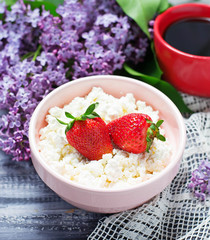 Cottage cheese with fresh strawberries