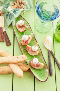 Frische Nektarinen mit Mozzarella