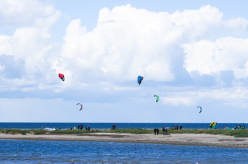 Ostseestrand mit Kitesurfern