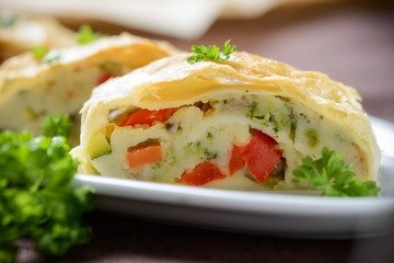 Blätterteig gefüllt mit Kartoffeln und Gemüse, vegan