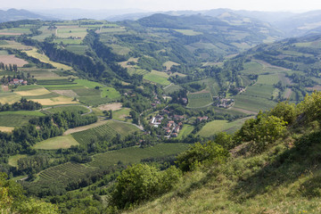 Fototapeta na wymiar Panorama di Zattaglia visto dalla cima di monte Mauro
