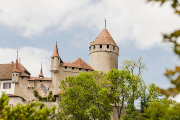 Fototapeta na wymiar Lucens, Dorf, historisches Schloss, Schloss Lucens, Festung, Turm, Wanderweg, Spazierweg, Frühling, Waadt, Schweiz
