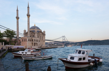 Obraz premium Mosque of Ortakoy and Bosphor bridge connecting Europe and Asia
