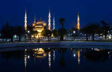 Fototapeta na wymiar Blue mosque (Sultan Ahmed) is reflected in water, Istanbul