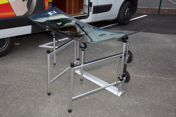 The windshield of a car change by glazier man