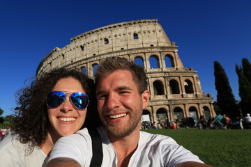 Obraz premium Couple of tourist in Rome near the Colosseum