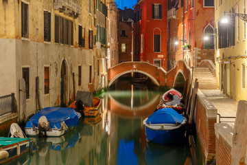 Nacht zijkanaal en brug in Venetië, Italië