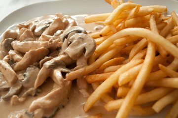 émincé de volaille à la crème accompagnée de frites