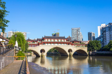 Naklejka premium Vintage bridge in modern city
