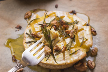 Delicious baked camembert with honey, walnuts, herbs and pears