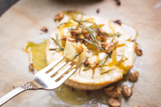 Delicious baked camembert with honey, walnuts, herbs and pears