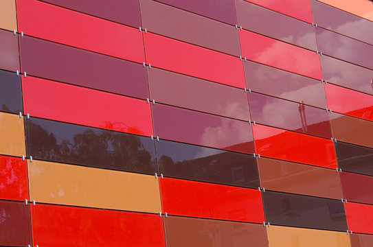 Bunte Glaskacheln an moderner Glasfassade