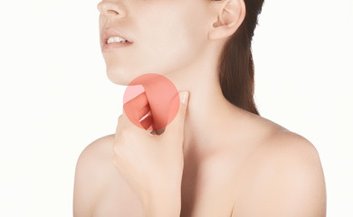 Donna con dolore gola trachea