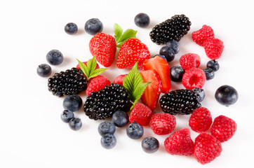 brombeeren,himbeeren auf weißem hintergrund im querformat,erdbe