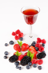 brombeeren,himbeeren  mit  fruchtschnaps,glas mit schnaps