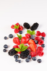 brombeeren,himbeeren auf weißem hintergrund im hochformat,erdbe